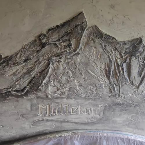 Bergrelief im Hotelzimmer